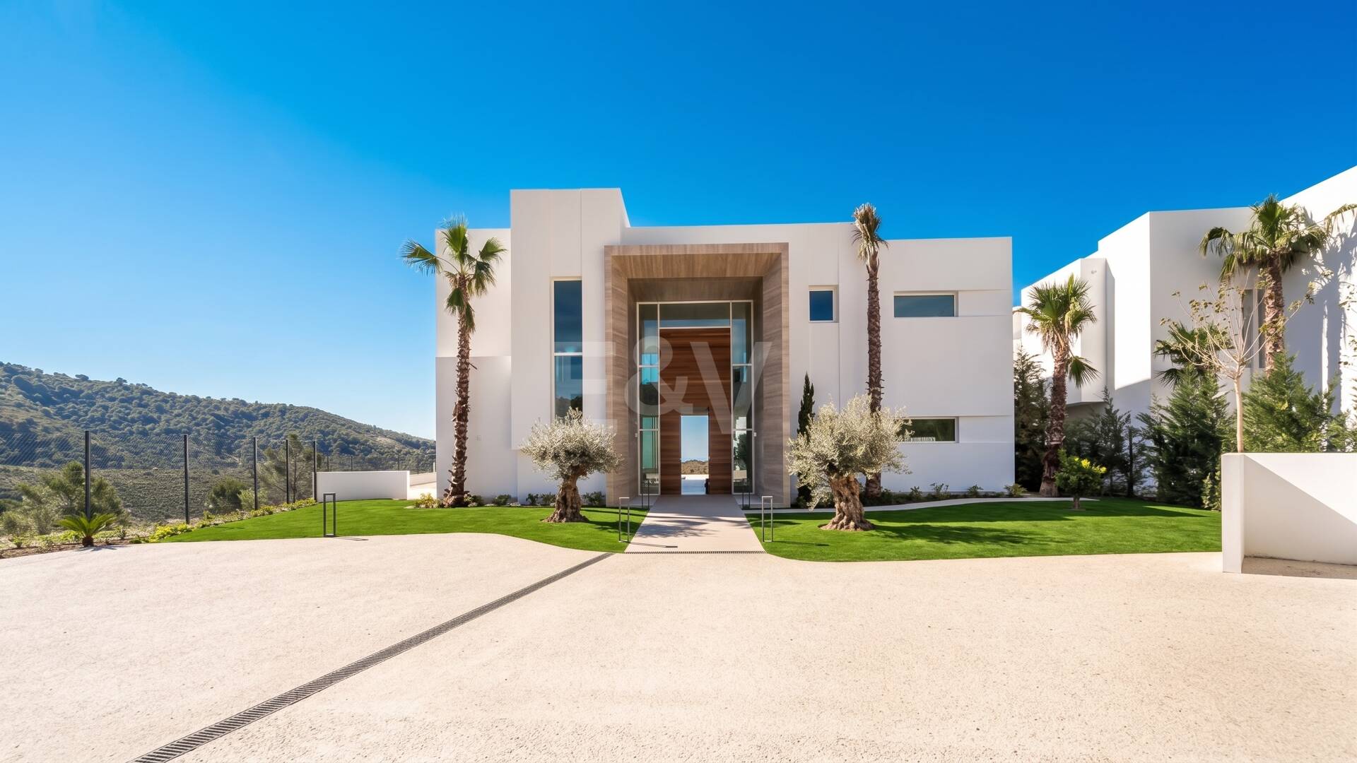 Villa de lujo con salón de doble altura, vistas panorámicas al mar y servicios de resort en Palo Alto, Marbella
