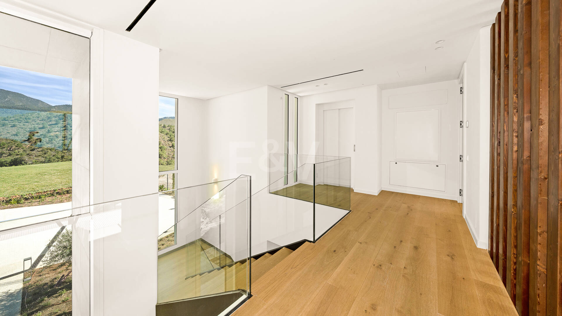 Villa de lujo con salón de doble altura, vistas panorámicas al mar y servicios de resort en Palo Alto, Marbella