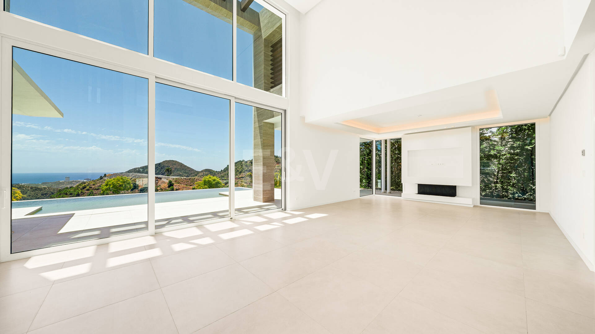 Villa de lujo con salón de doble altura, vistas panorámicas al mar y servicios de resort en Palo Alto, Marbella