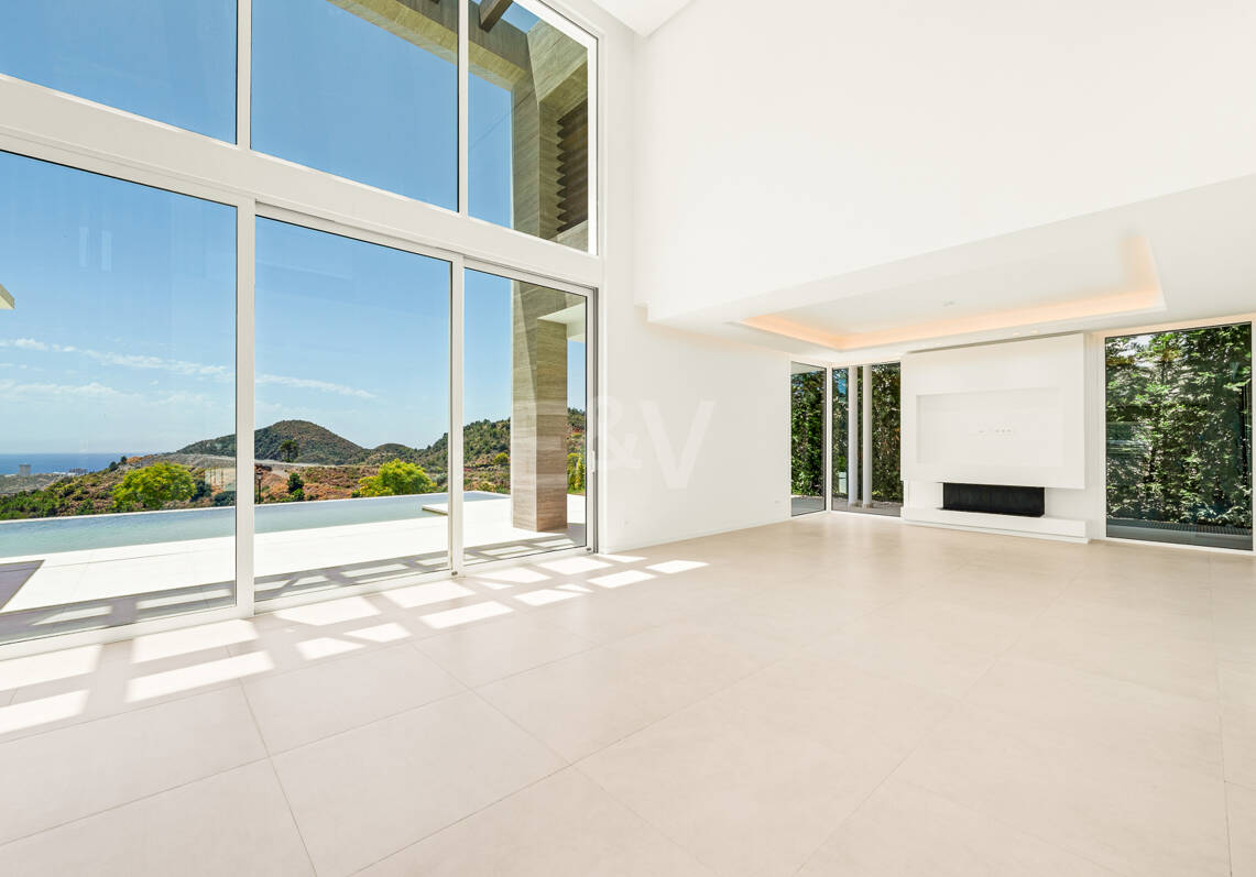 Villa de lujo con salón de doble altura, vistas panorámicas al mar y servicios de resort en Palo Alto, Marbella