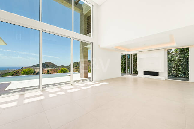 Villa de lujo con salón de doble altura, vistas panorámicas al mar y servicios de resort en Palo Alto, Marbella
