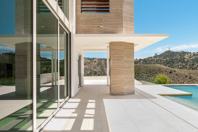 Villa de lujo con salón de doble altura, vistas panorámicas al mar y servicios de resort en Palo Alto, Marbella