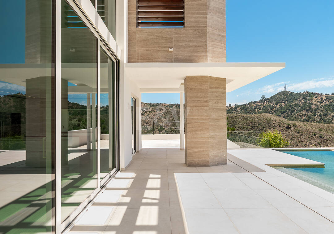Villa de lujo con salón de doble altura, vistas panorámicas al mar y servicios de resort en Palo Alto, Marbella