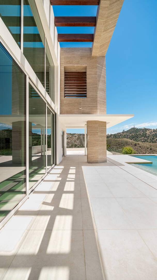 Villa de lujo con salón de doble altura, vistas panorámicas al mar y servicios de resort en Palo Alto, Marbella