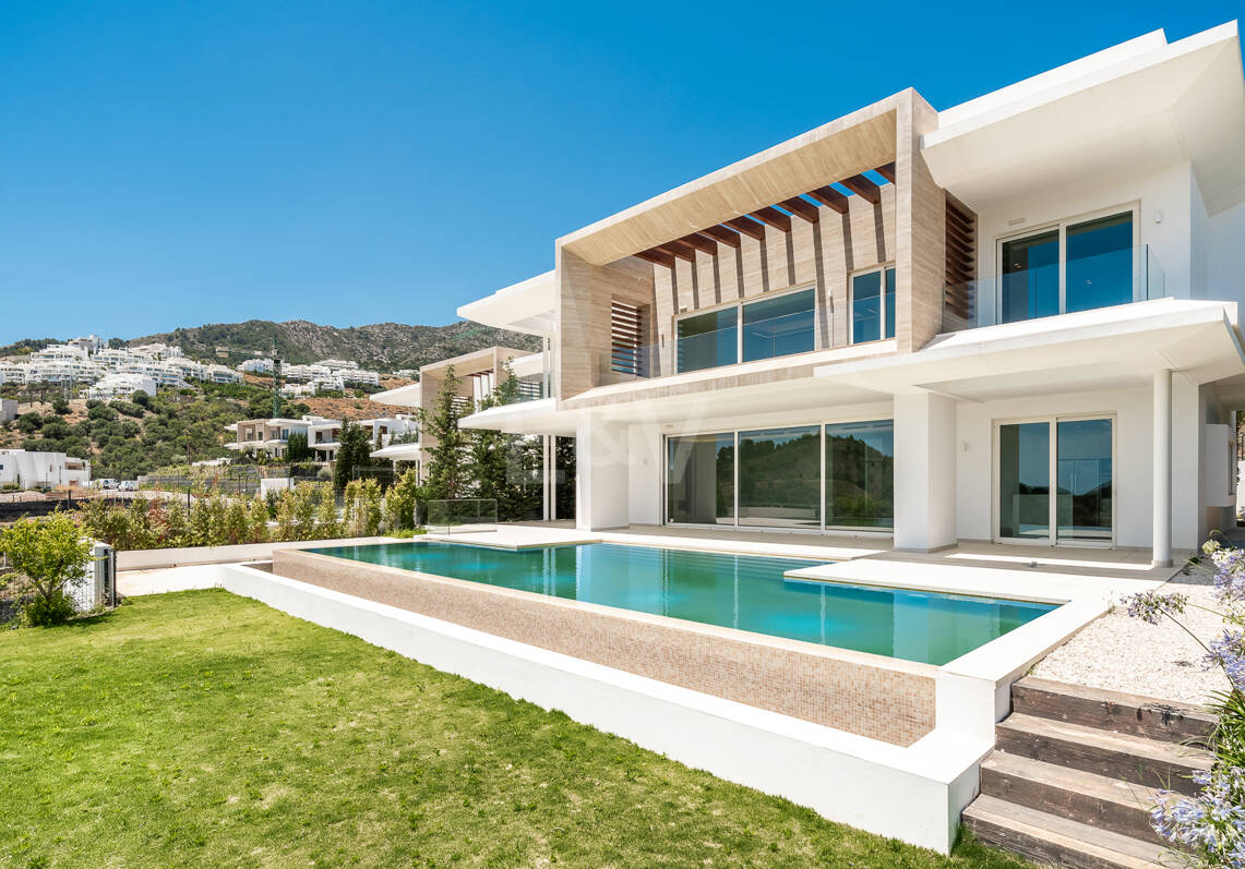 Villa de lujo con salón de doble altura, vistas panorámicas al mar y servicios de resort en Palo Alto, Marbella
