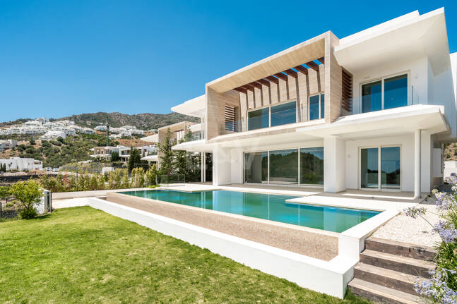 Villa de lujo con salón de doble altura, vistas panorámicas al mar y servicios de resort en Palo Alto, Marbella