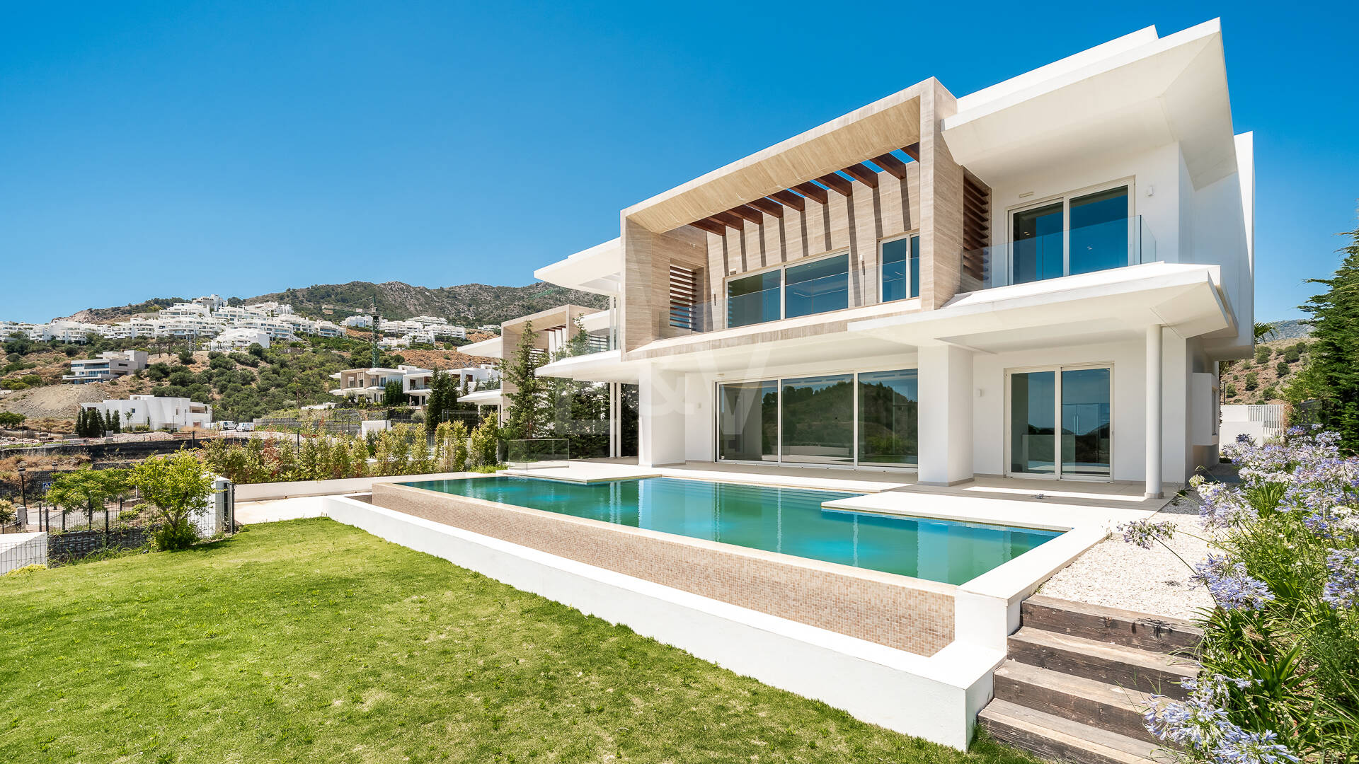 Villa de lujo con salón de doble altura, vistas panorámicas al mar y servicios de resort en Palo Alto, Marbella