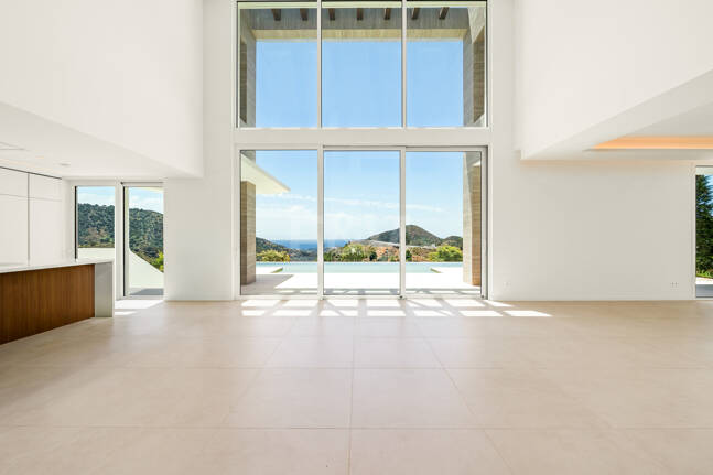 Villa de lujo con salón de doble altura, vistas panorámicas al mar y servicios de resort en Palo Alto, Marbella