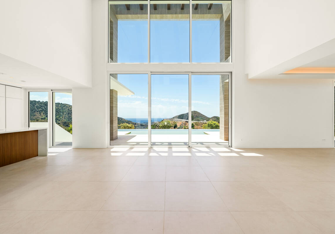 Villa de lujo con salón de doble altura, vistas panorámicas al mar y servicios de resort en Palo Alto, Marbella