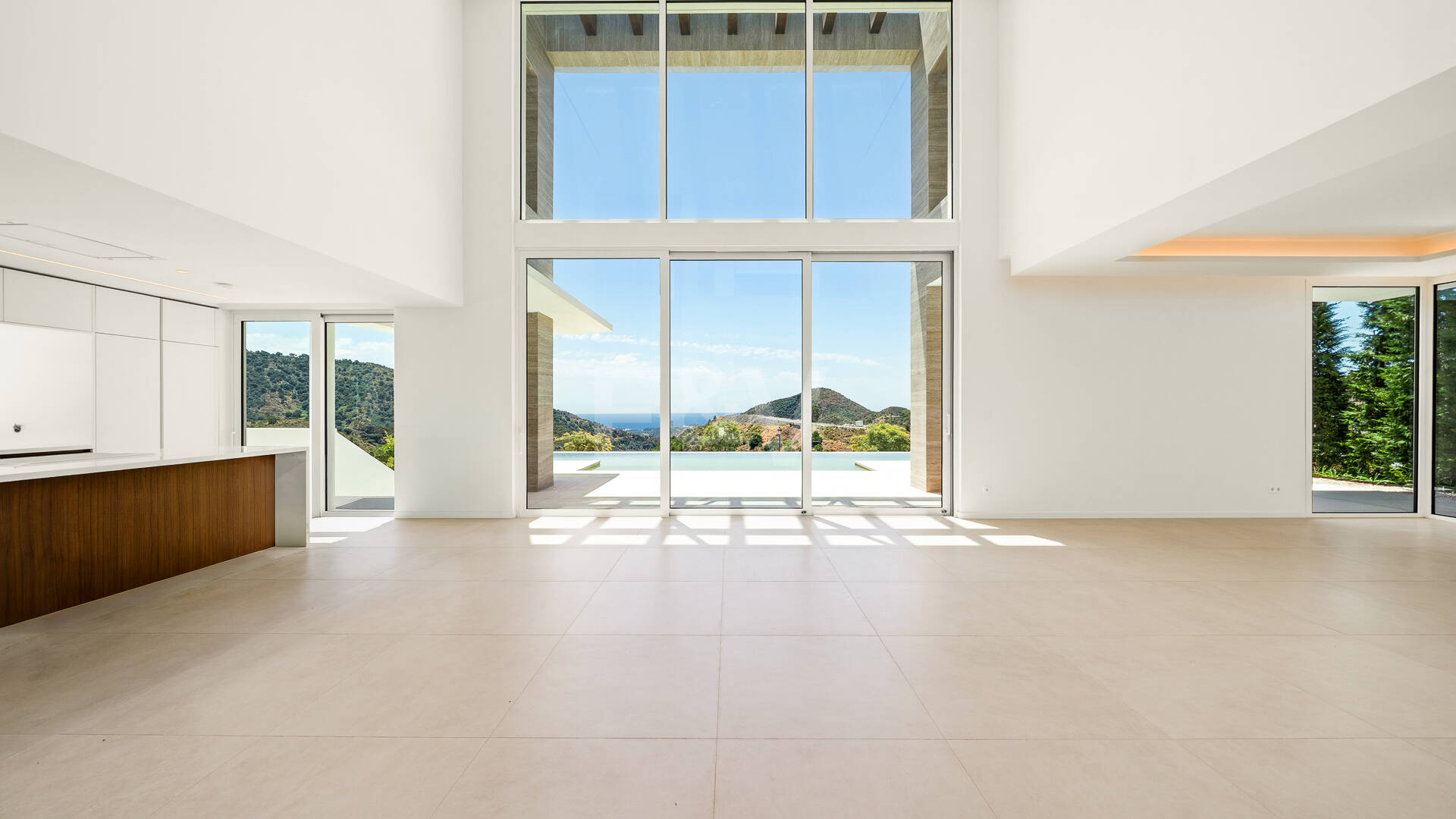 Villa de lujo con salón de doble altura, vistas panorámicas al mar y servicios de resort en Palo Alto, Marbella