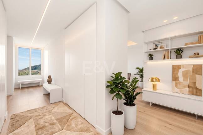 Villa de lujo con salón de doble altura, vistas panorámicas al mar y servicios de resort en Palo Alto, Marbella