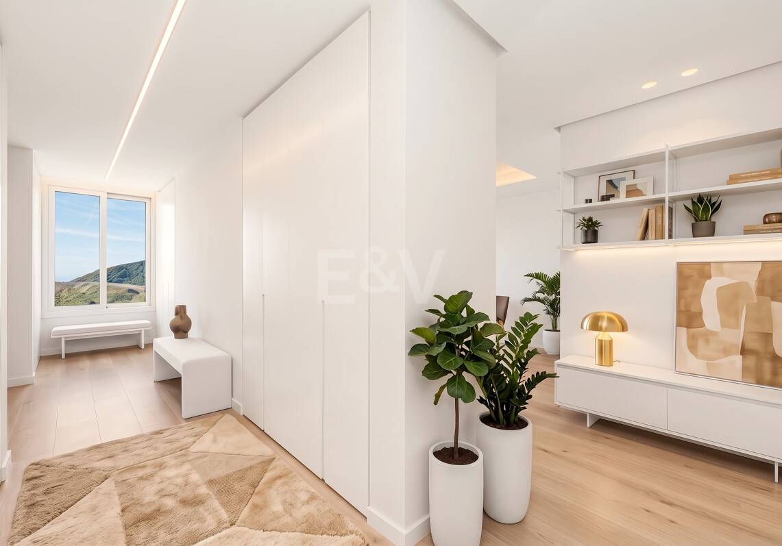 Villa de lujo con salón de doble altura, vistas panorámicas al mar y servicios de resort en Palo Alto, Marbella