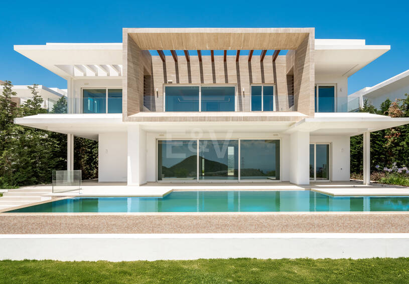 Villa de lujo con salón de doble altura, vistas panorámicas al mar y servicios de resort en Palo Alto, Marbella