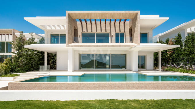 Villa de lujo con salón de doble altura, vistas panorámicas al mar y servicios de resort en Palo Alto, Marbella
