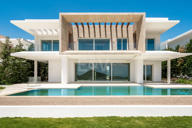 Villa de lujo con salón de doble altura, vistas panorámicas al mar y servicios de resort en Palo Alto, Marbella