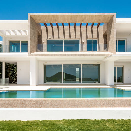 Villa de lujo con salón de doble altura, vistas panorámicas al mar y servicios de resort en Palo Alto, Marbella