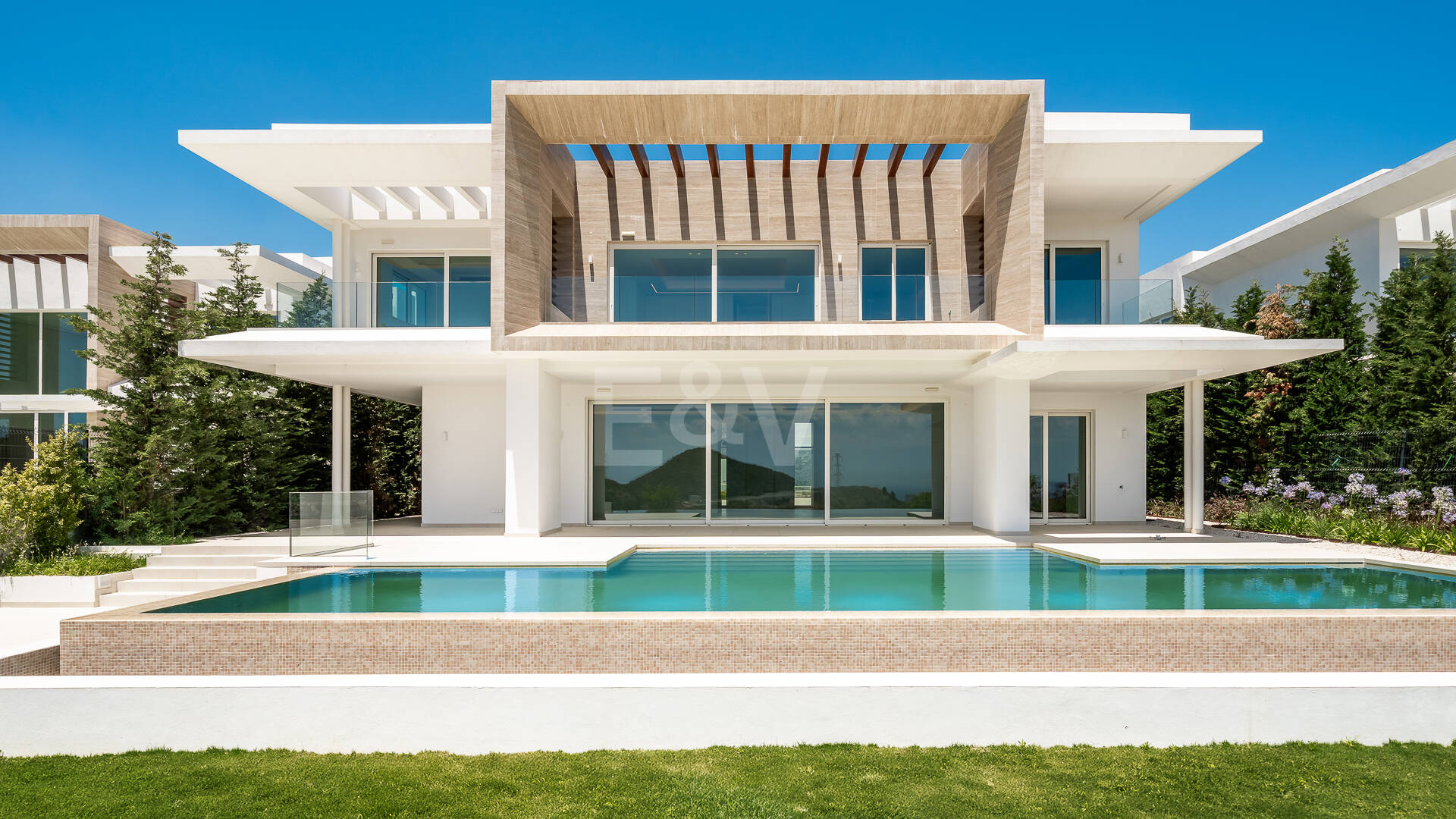 Villa de lujo con salón de doble altura, vistas panorámicas al mar y servicios de resort en Palo Alto, Marbella