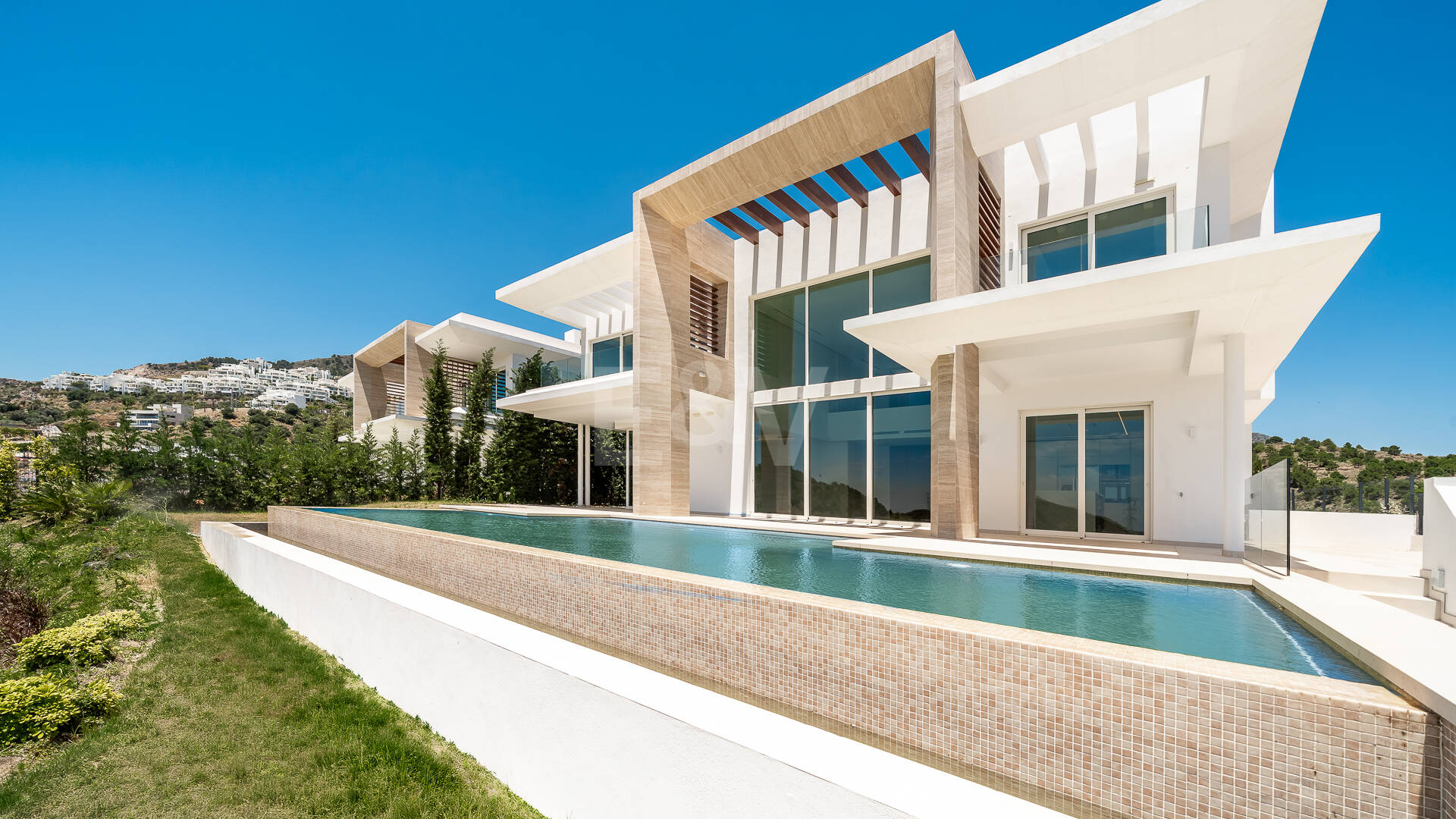 Villa de lujo con salón de doble altura, vistas panorámicas al mar y servicios de resort en Palo Alto, Marbella
