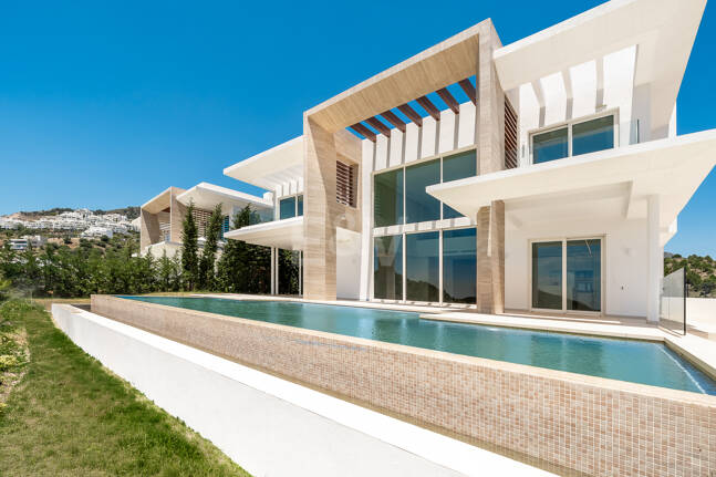 Villa de lujo con salón de doble altura, vistas panorámicas al mar y servicios de resort en Palo Alto, Marbella