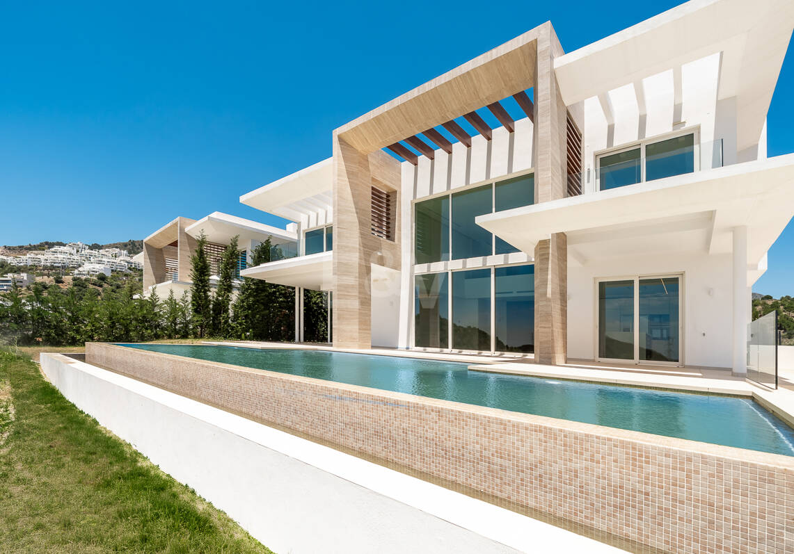 Villa de lujo con salón de doble altura, vistas panorámicas al mar y servicios de resort en Palo Alto, Marbella