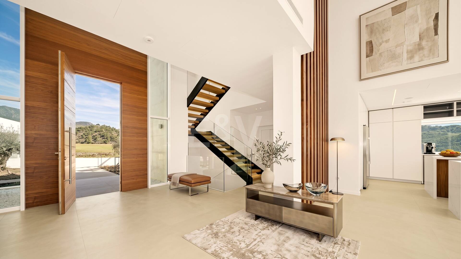 Villa de lujo con salón de doble altura, vistas panorámicas al mar y servicios de resort en Palo Alto, Marbella