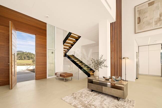 Villa de lujo con salón de doble altura, vistas panorámicas al mar y servicios de resort en Palo Alto, Marbella
