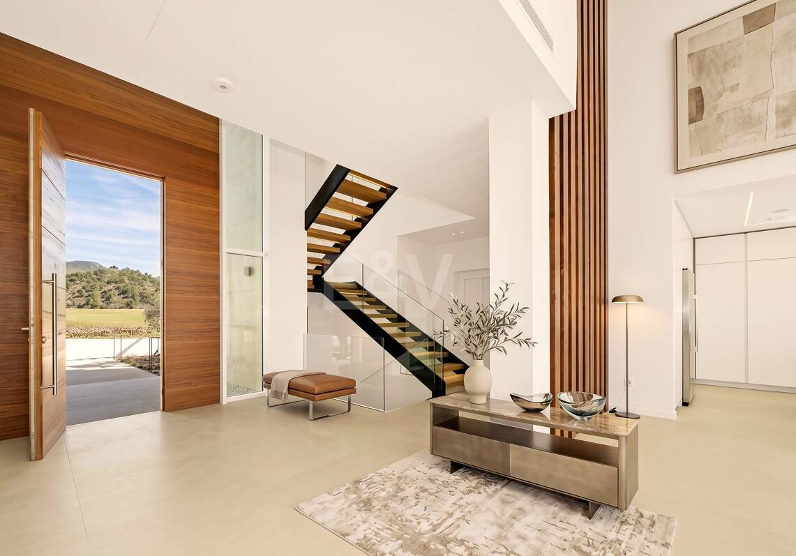 Villa de lujo con salón de doble altura, vistas panorámicas al mar y servicios de resort en Palo Alto, Marbella