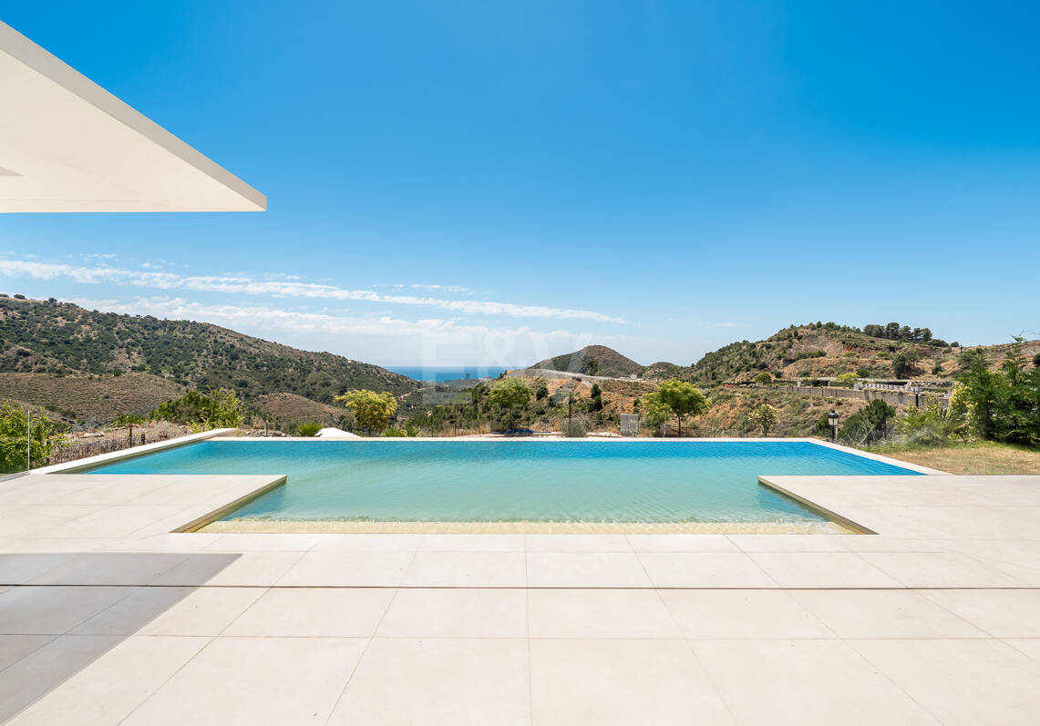 Villa de lujo con salón de doble altura, vistas panorámicas al mar y servicios de resort en Palo Alto, Marbella