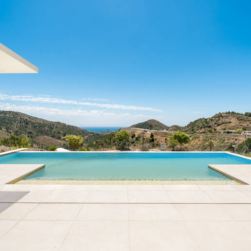 Villa de lujo con salón de doble altura, vistas panorámicas al mar y servicios de resort en Palo Alto, Marbella
