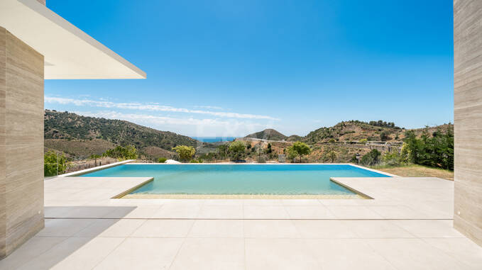 Villa de lujo con salón de doble altura, vistas panorámicas al mar y servicios de resort en Palo Alto, Marbella