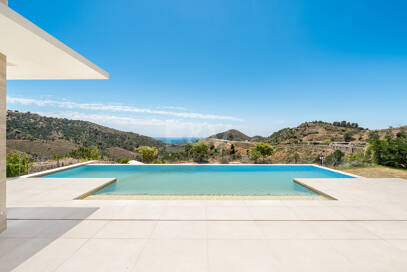 Villa de lujo con salón de doble altura, vistas panorámicas al mar y servicios de resort en Palo Alto, Marbella