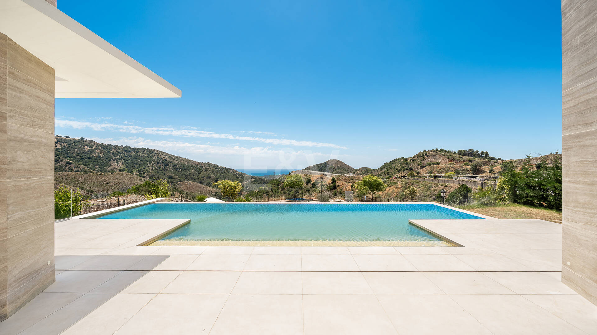 Villa de lujo con salón de doble altura, vistas panorámicas al mar y servicios de resort en Palo Alto, Marbella