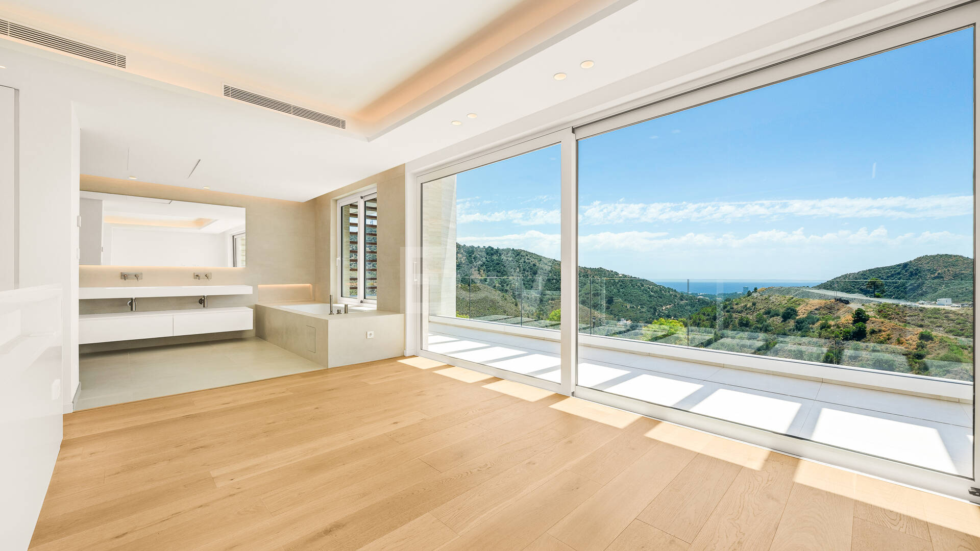 Villa de lujo con salón de doble altura, vistas panorámicas al mar y servicios de resort en Palo Alto, Marbella