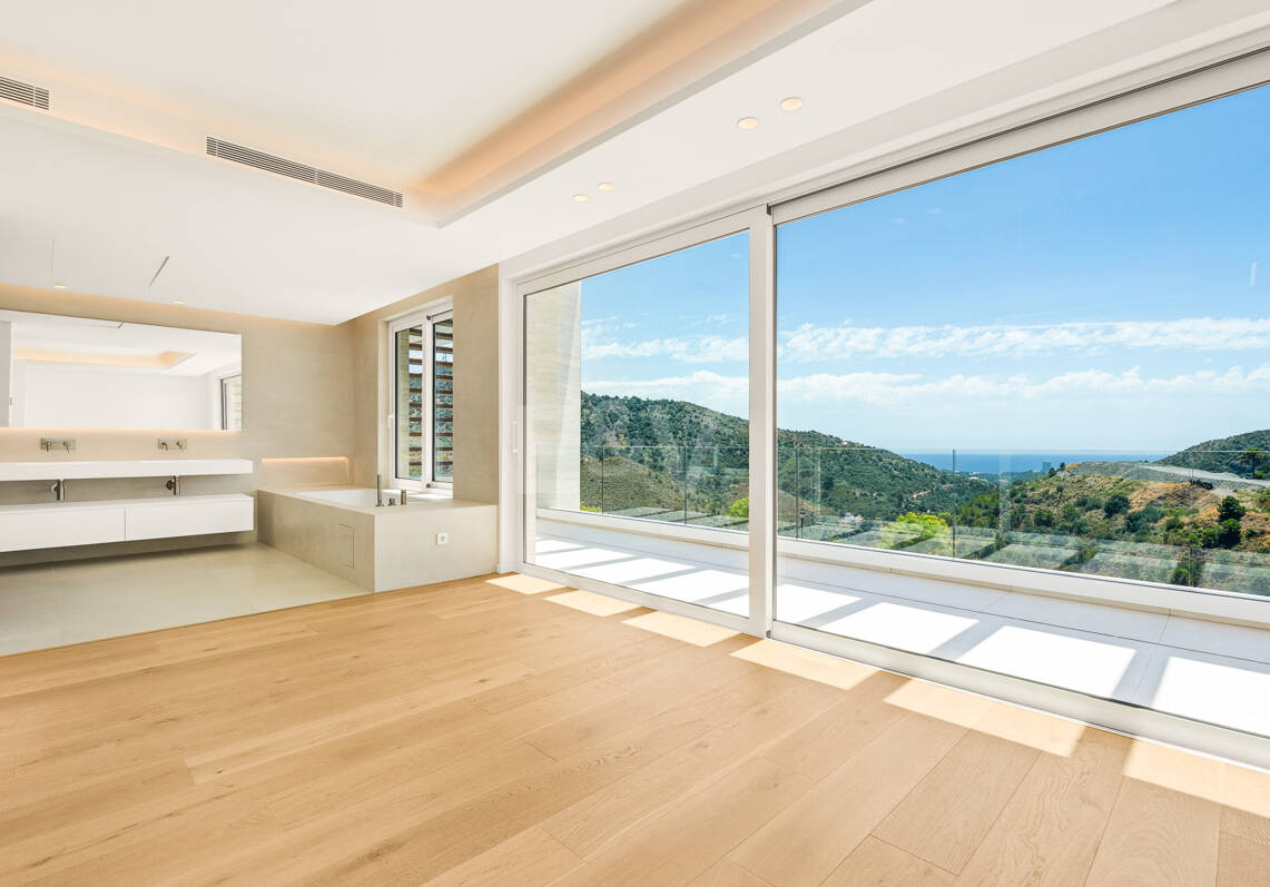 Villa de lujo con salón de doble altura, vistas panorámicas al mar y servicios de resort en Palo Alto, Marbella