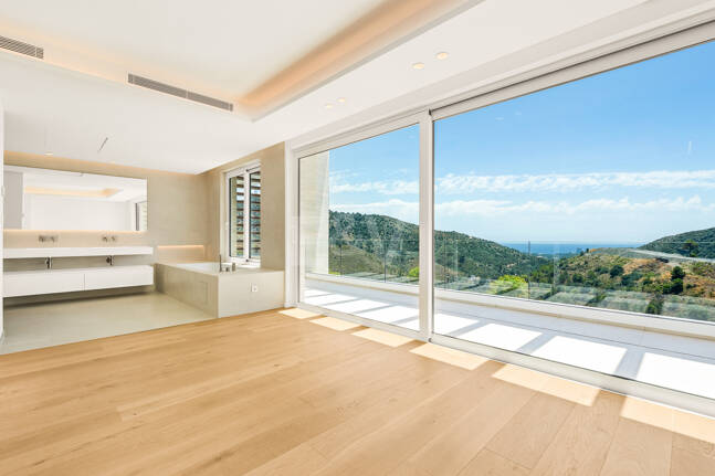 Villa de lujo con salón de doble altura, vistas panorámicas al mar y servicios de resort en Palo Alto, Marbella