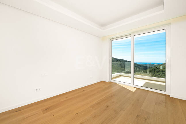 Villa de lujo con salón de doble altura, vistas panorámicas al mar y servicios de resort en Palo Alto, Marbella