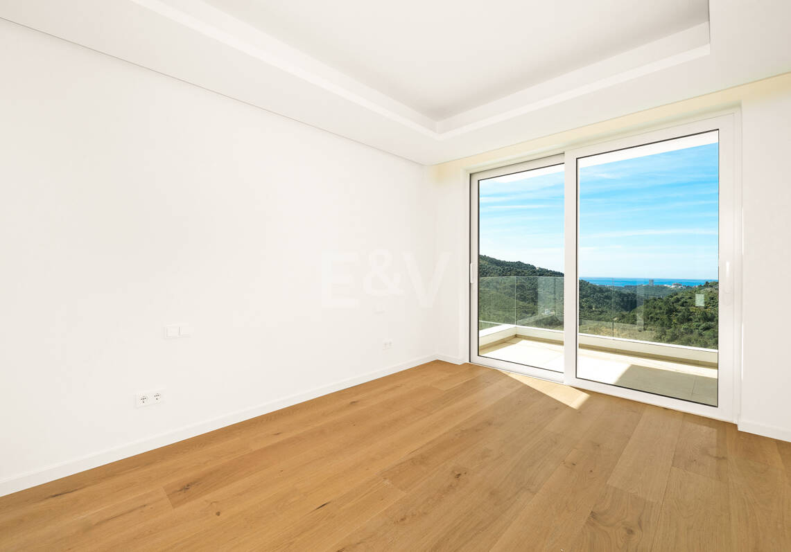 Villa de lujo con salón de doble altura, vistas panorámicas al mar y servicios de resort en Palo Alto, Marbella