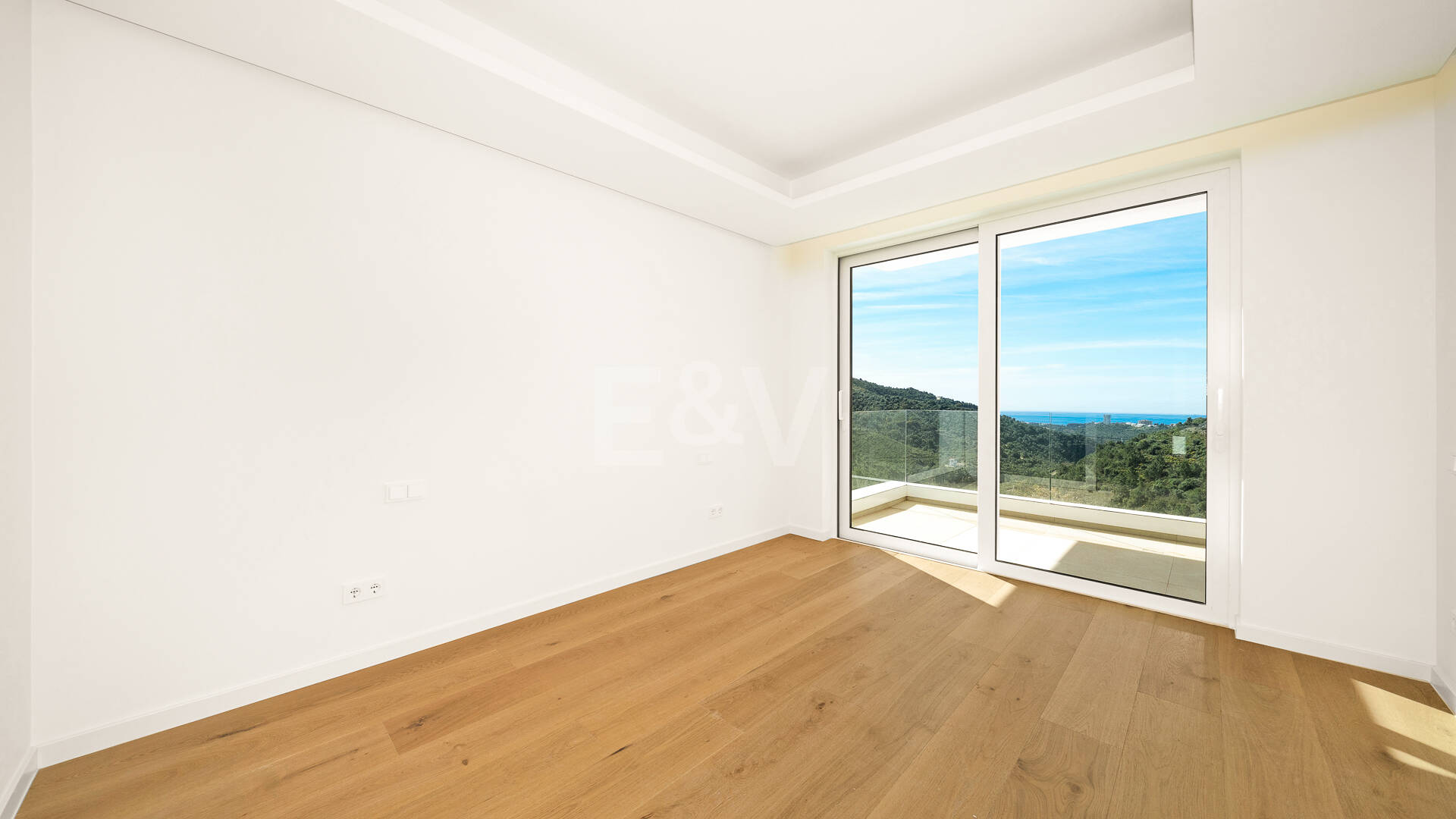 Villa de lujo con salón de doble altura, vistas panorámicas al mar y servicios de resort en Palo Alto, Marbella