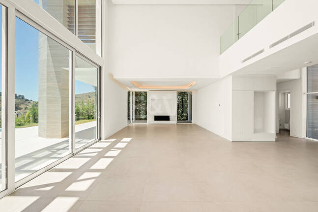 Villa de lujo con salón de doble altura, vistas panorámicas al mar y servicios de resort en Palo Alto, Marbella