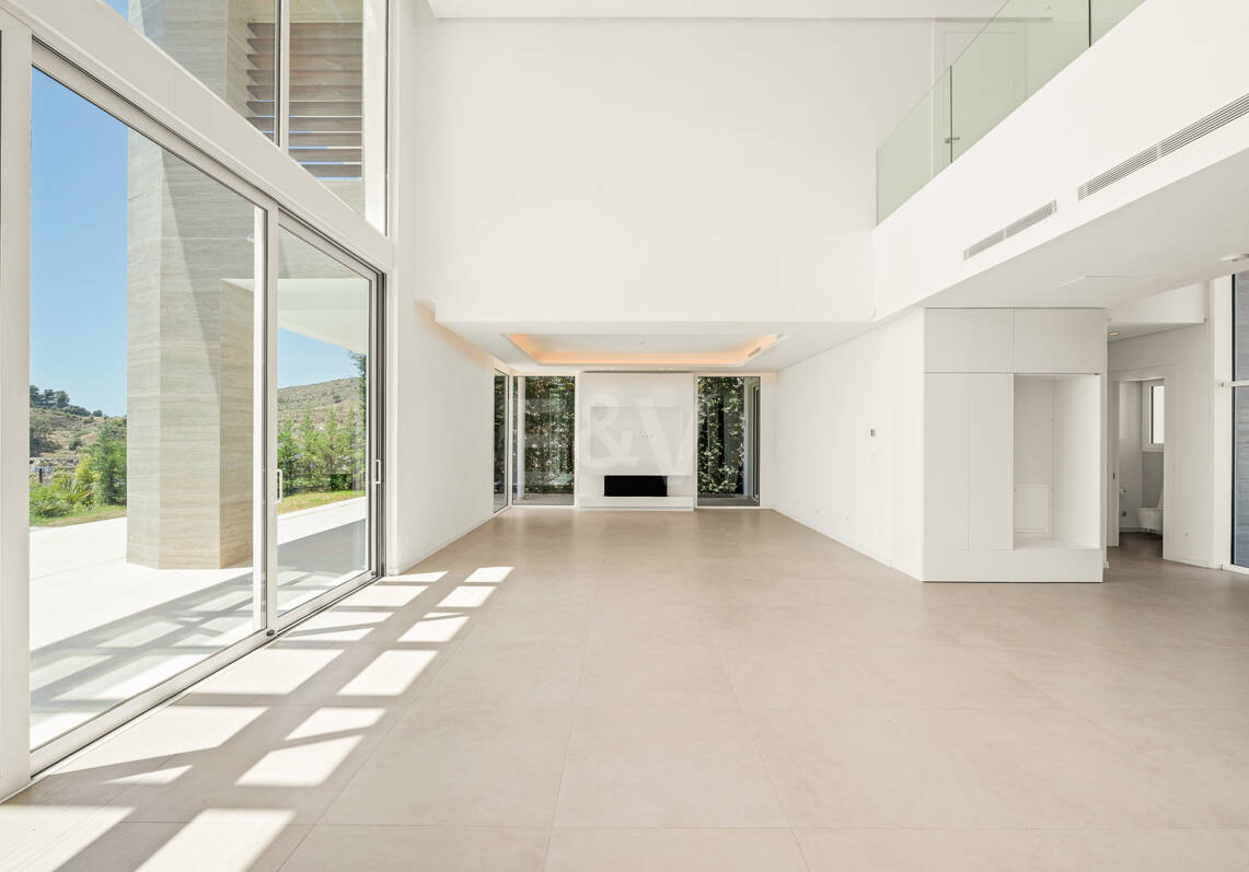 Villa de lujo con salón de doble altura, vistas panorámicas al mar y servicios de resort en Palo Alto, Marbella