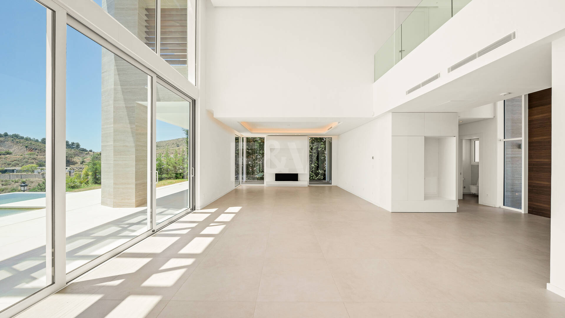 Villa de lujo con salón de doble altura, vistas panorámicas al mar y servicios de resort en Palo Alto, Marbella