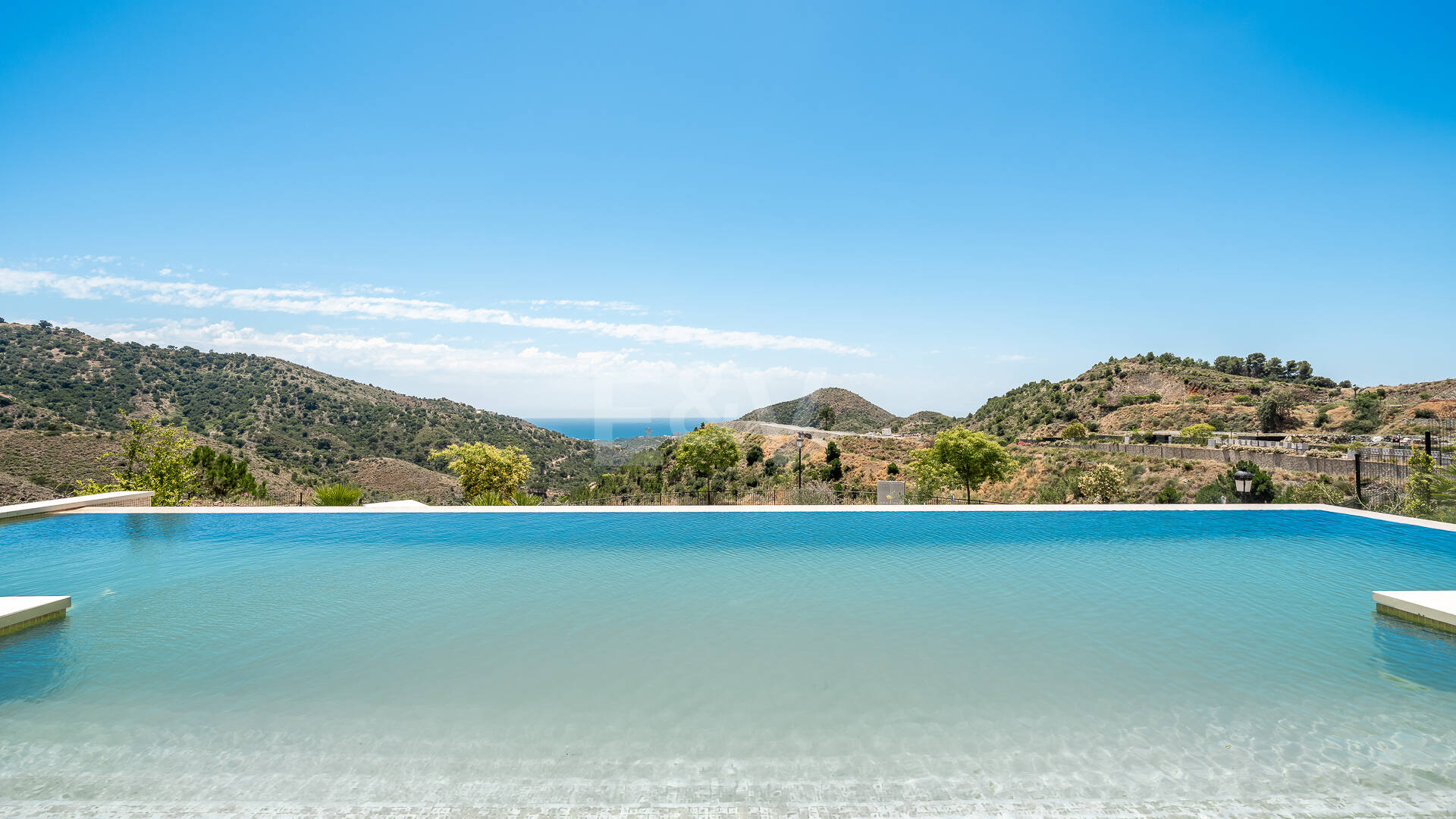 Villa de lujo con salón de doble altura, vistas panorámicas al mar y servicios de resort en Palo Alto, Marbella