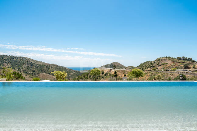 Villa de lujo con salón de doble altura, vistas panorámicas al mar y servicios de resort en Palo Alto, Marbella
