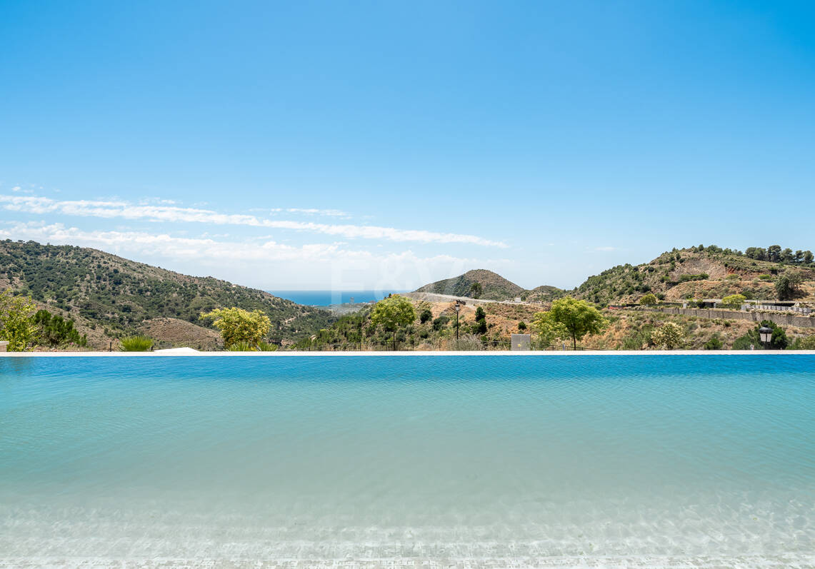 Villa de lujo con salón de doble altura, vistas panorámicas al mar y servicios de resort en Palo Alto, Marbella