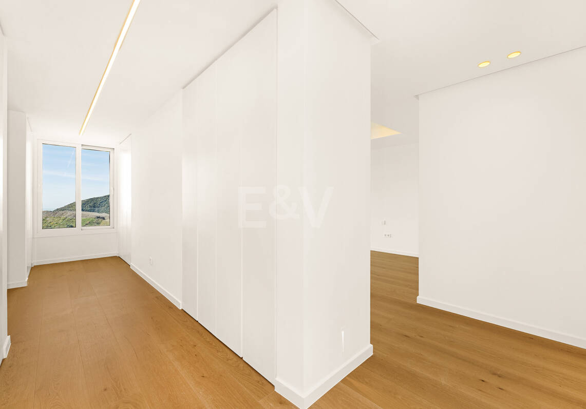Villa de lujo con salón de doble altura, vistas panorámicas al mar y servicios de resort en Palo Alto, Marbella