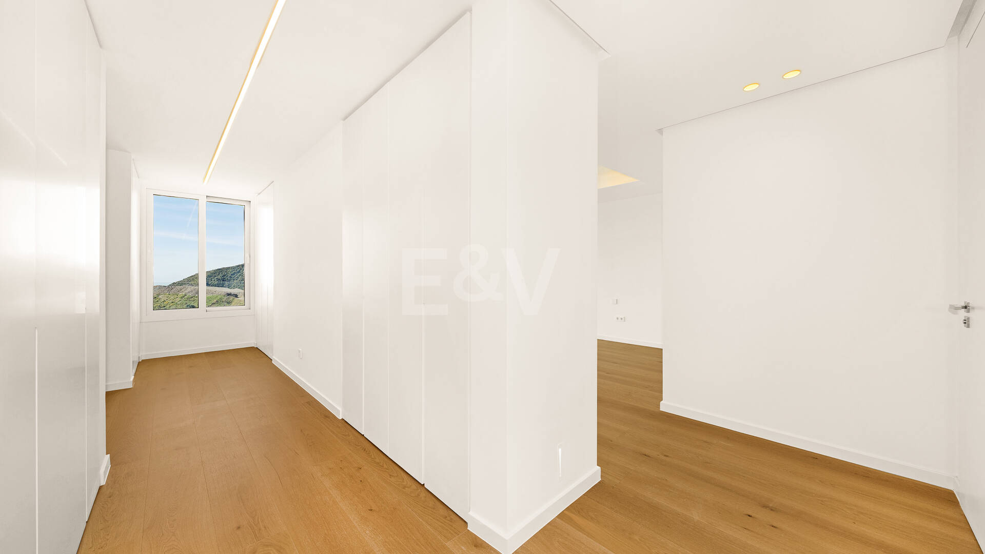 Villa de lujo con salón de doble altura, vistas panorámicas al mar y servicios de resort en Palo Alto, Marbella