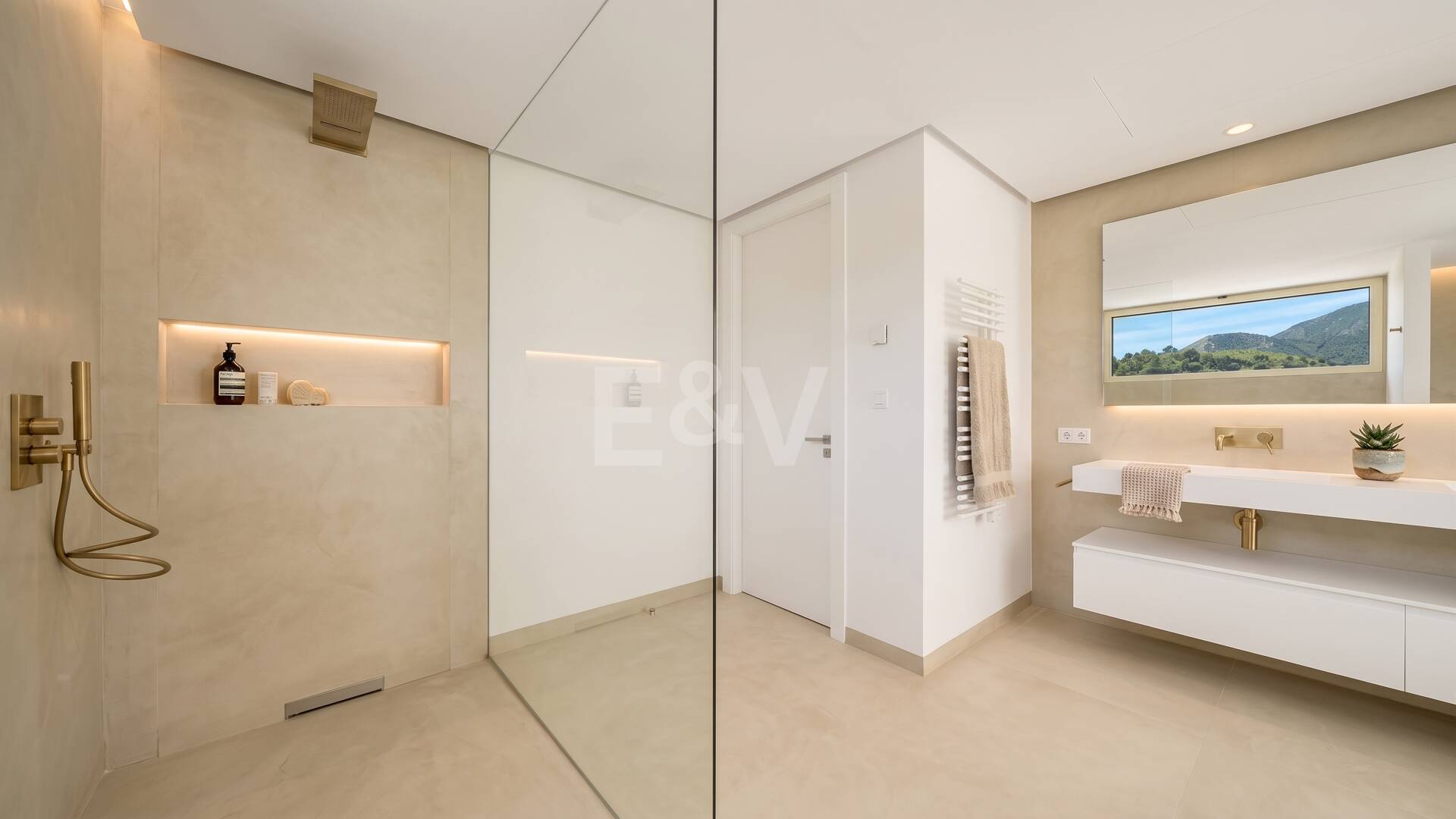 Villa de lujo con salón de doble altura, vistas panorámicas al mar y servicios de resort en Palo Alto, Marbella