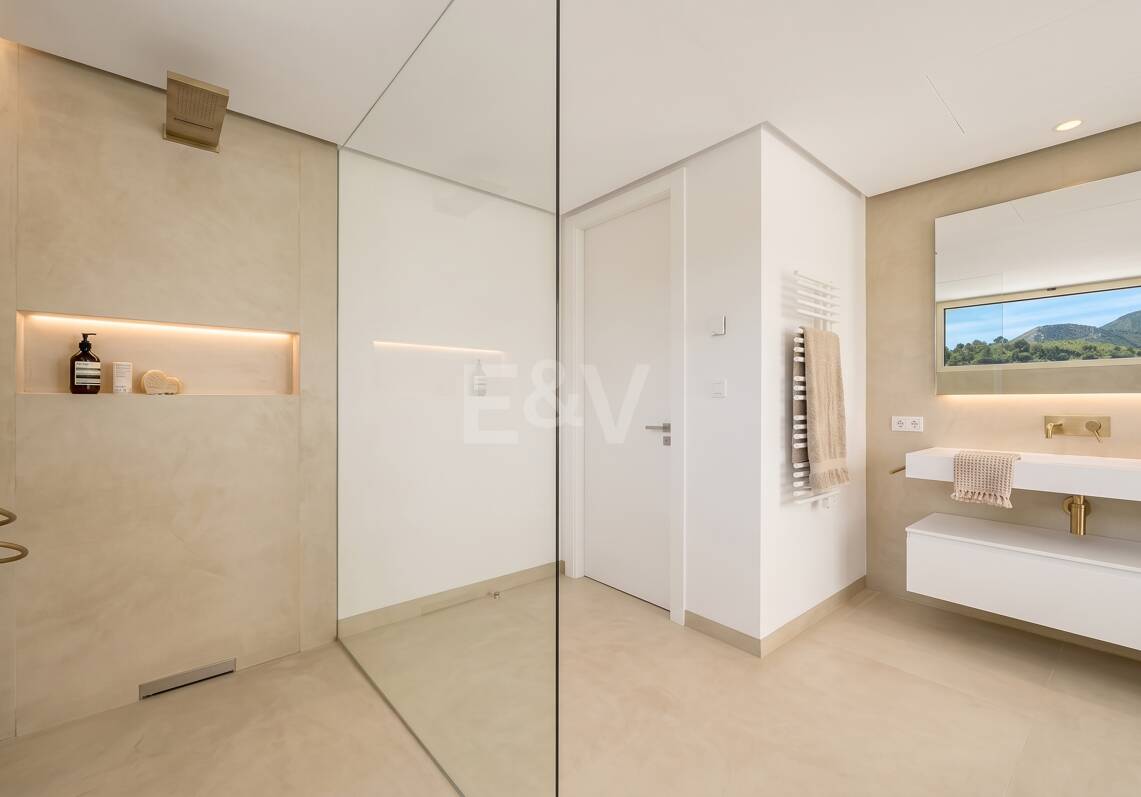 Villa de lujo con salón de doble altura, vistas panorámicas al mar y servicios de resort en Palo Alto, Marbella