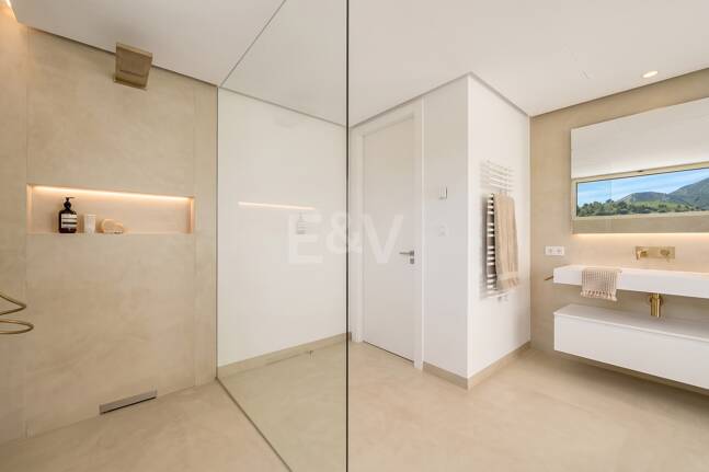 Villa de lujo con salón de doble altura, vistas panorámicas al mar y servicios de resort en Palo Alto, Marbella