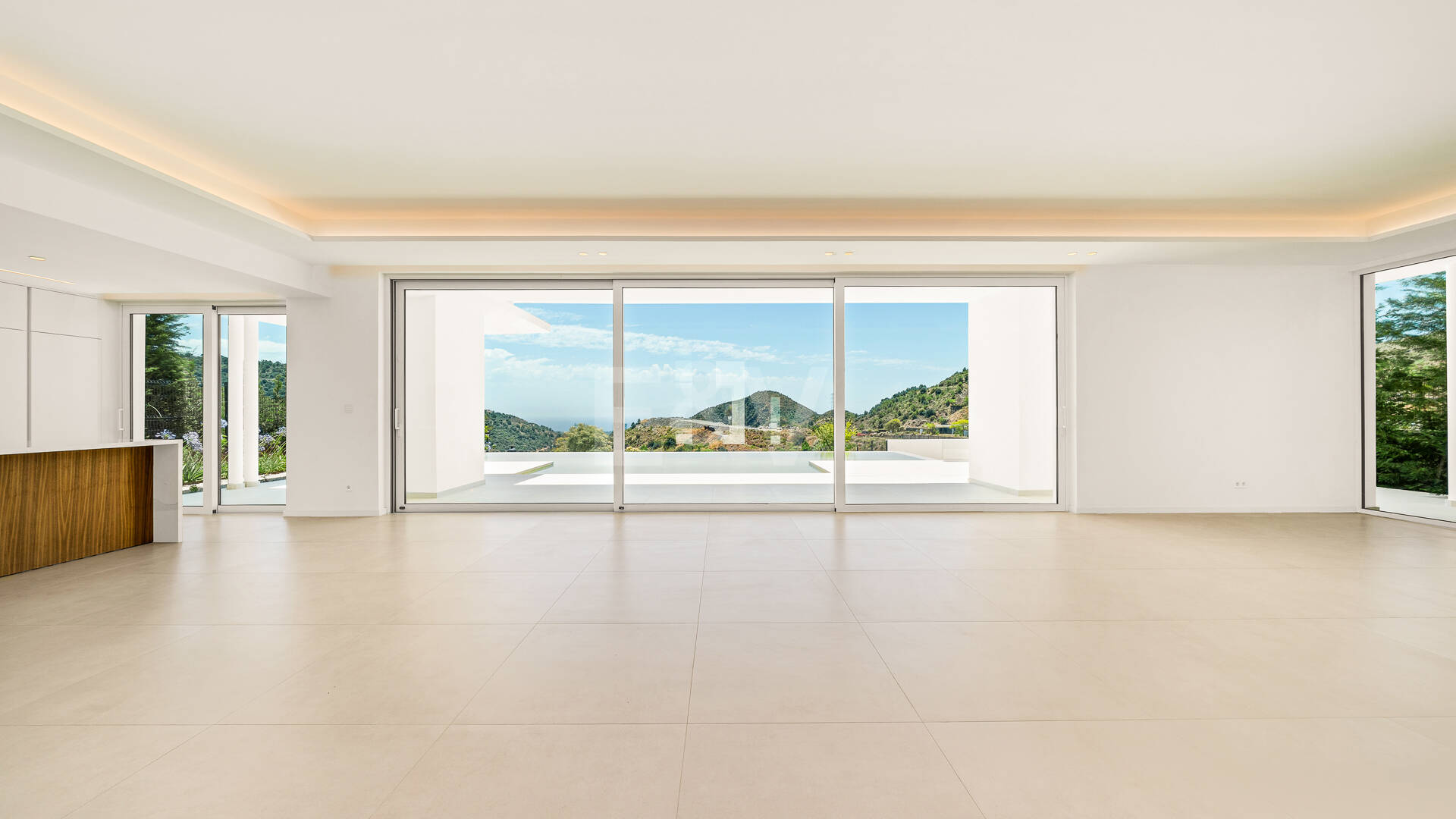 Villa de lujo con salón de doble altura, vistas panorámicas al mar y servicios de resort en Palo Alto, Marbella